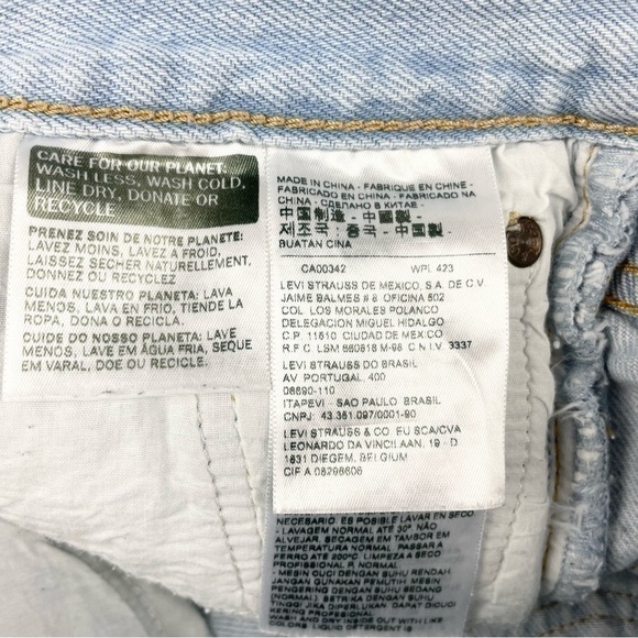 Levi's Light Wash Distressed Cut Off Shorts Size 26 - Picture 5 of 7